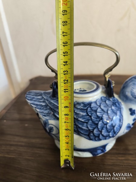 Régi Keleti figurális porcelán kancsó réz füllel . Kacsa kancsó réz füllel