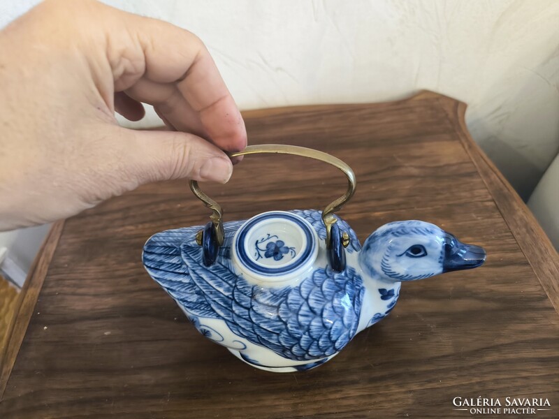 Régi Keleti figurális porcelán kancsó réz füllel . Kacsa kancsó réz füllel