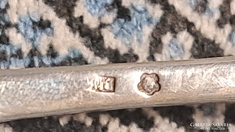 Ezüst (800) cukorfogó, vésett monogrammal V.I. és K.G., mesterjeggyel, jelzett