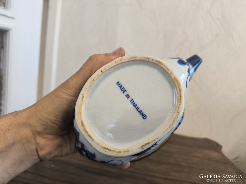 Régi Keleti figurális porcelán kancsó réz füllel . Kacsa kancsó réz füllel