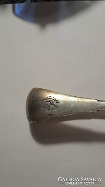 Ezüst (800) cukorfogó, vésett monogrammal V.I. és K.G., mesterjeggyel, jelzett