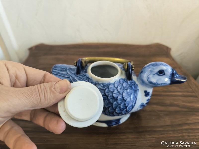 Régi Keleti figurális porcelán kancsó réz füllel . Kacsa kancsó réz füllel