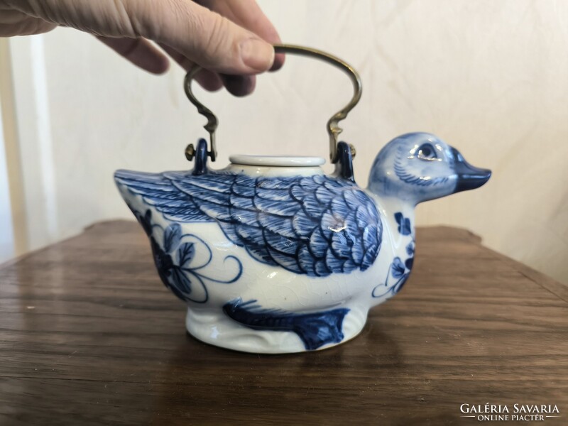 Régi Keleti figurális porcelán kancsó réz füllel . Kacsa kancsó réz füllel