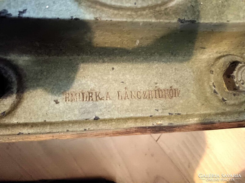 Lánchíd egy korlát oszlopa, igazi kuriózum, törvénycikk 1832-ből, budapesti öntöttvas relikvia,