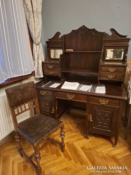 Régi faragott, felépítményes angol íróasztal