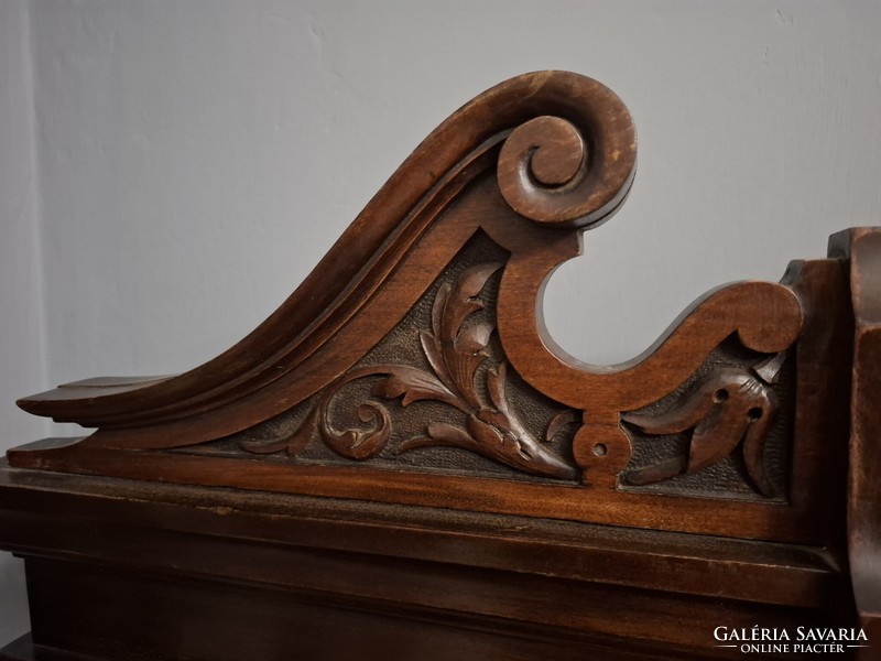 Régi faragott, felépítményes angol íróasztal