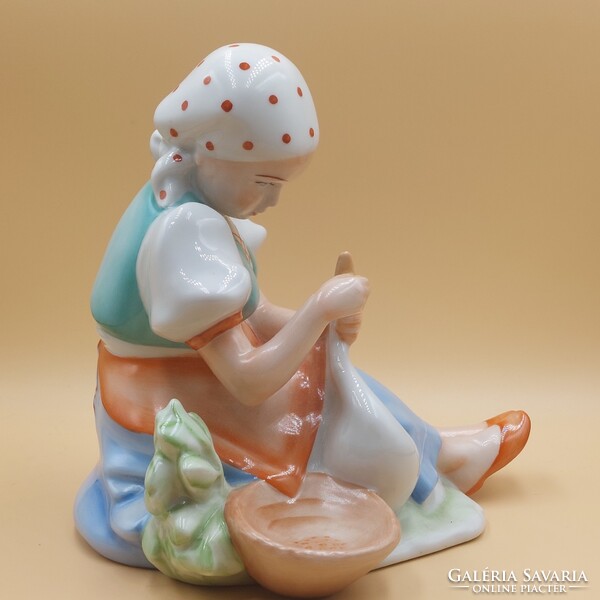 Sinkó András  Zsolnay  Libatömő lány figura