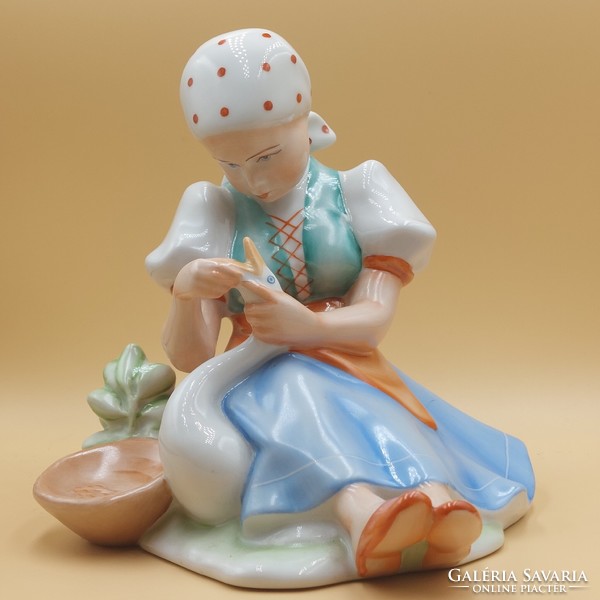 Sinkó András  Zsolnay  Libatömő lány figura