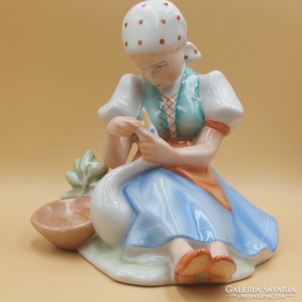 Sinkó András  Zsolnay  Libatömő lány figura