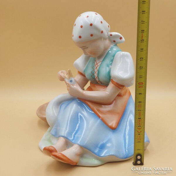 Sinkó András  Zsolnay  Libatömő lány figura