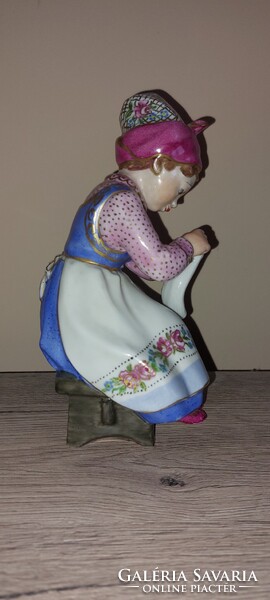 Ritka GDR hímző, varró lány