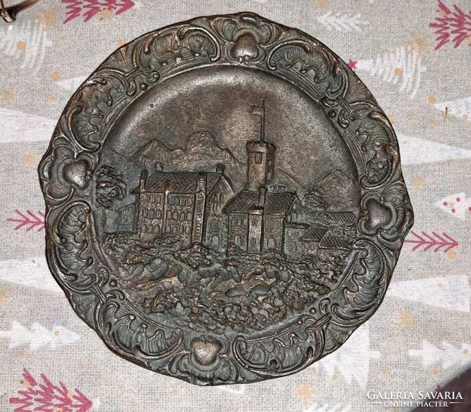 Reneszánsz falitál tömör bronz. tál  vár Mérete: 18 cm.