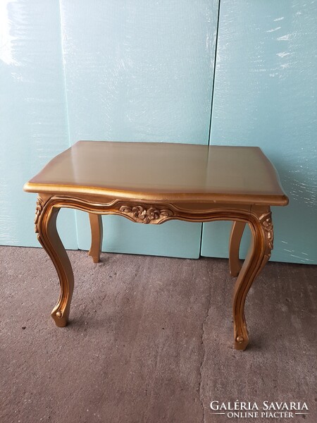 Ülőgarnitúra neobarokk faragott díszítéssel