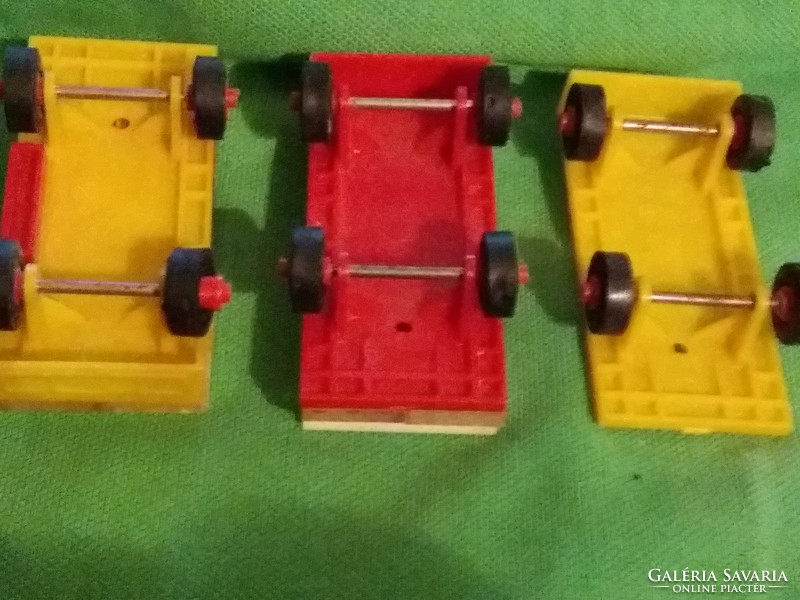 Régi "SZOCI LEGO" bootleg kisalapú PEBE PB építőből 3 db kisautó jó állapotban egybe képek szerint