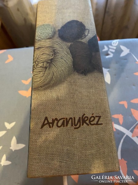 Aranykéz címmel horgolás-kötés mintákkal könyv. Nagyon szép pulóverek,sapkák,kabátok. Pontos leírás.