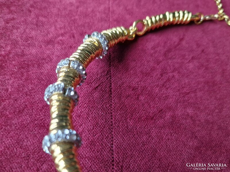 Runway style rebellious golden tone mounted with zircons lip and lip ring choker