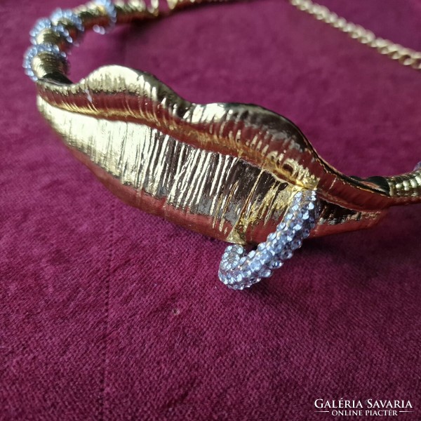 Runway style rebellious golden tone mounted with zircons lip and lip ring choker