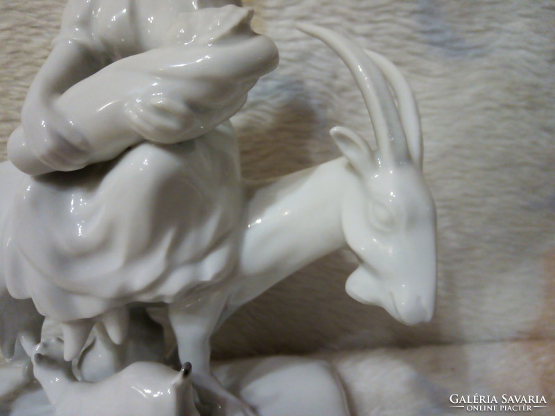 2500/127 Herendi porcelán extrém ritka kecskén ülő szoptatós anya