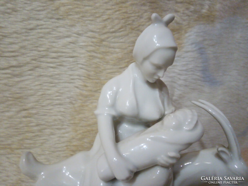 2500/127 Herendi porcelán extrém ritka kecskén ülő szoptatós anya