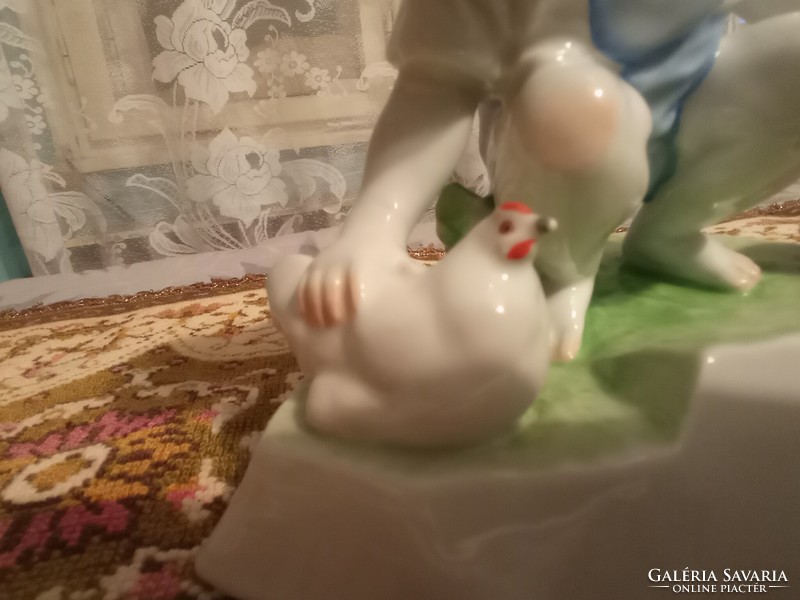 NE FIGYELJ VEGYE MEG FÉL ÁRON!!! Zsolnay tyúkotsimogató fiú /  profin restaurált/