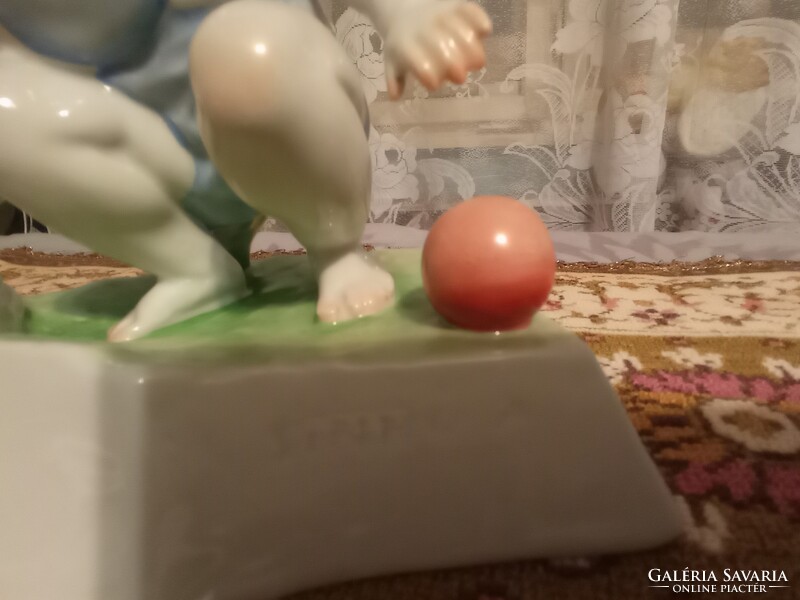 NE FIGYELJ VEGYE MEG FÉL ÁRON!!! Zsolnay tyúkotsimogató fiú /  profin restaurált/