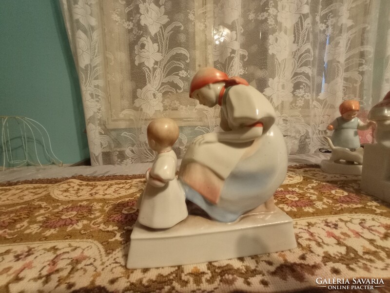 NE FIGYELJ VEGYE MEG FÉL ÁRON!!! Zsolnay anya gyermekével