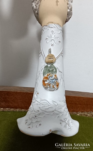 Győrbíró Enikő Virágcsokros-kalapos kerámia lány