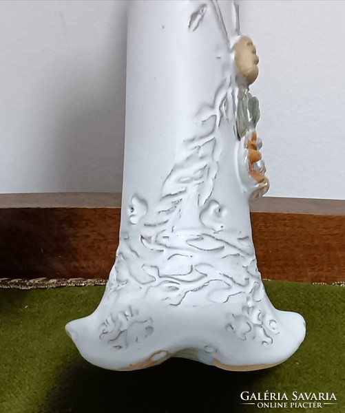 Győrbíró Enikő Virágcsokros-kalapos kerámia lány