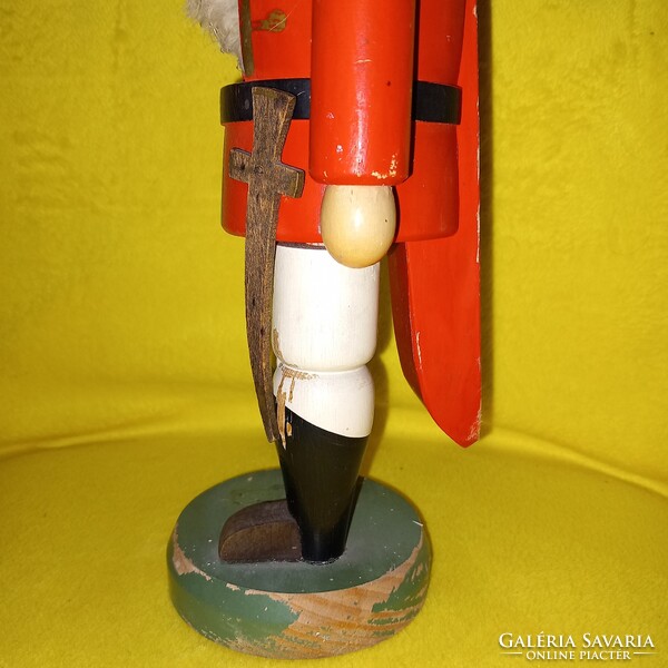 Régi, fa diótörő katona, figura, karácsonyi dekoráció.
