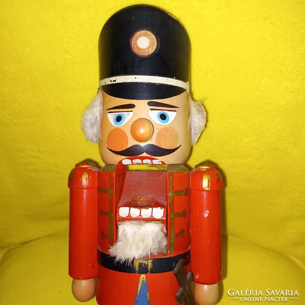 Régi, fa diótörő katona, figura, karácsonyi dekoráció.