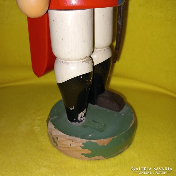 Régi, fa diótörő katona, figura, karácsonyi dekoráció.