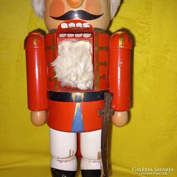Régi, fa diótörő katona, figura, karácsonyi dekoráció.