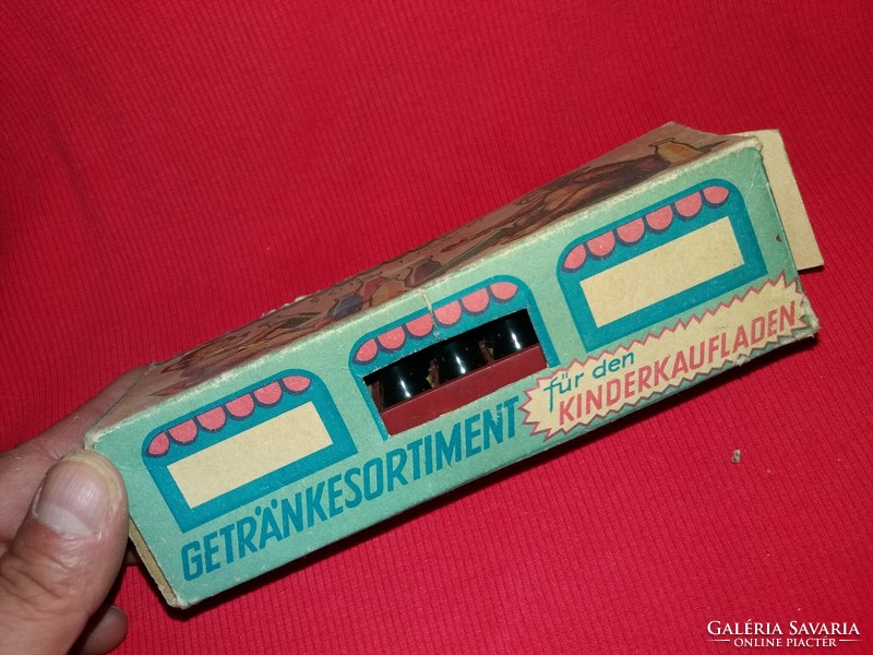 1950. cc régi játék fém .és fa autórakomány / boltos játék szett - "üvegek " rekeszek, dobozával