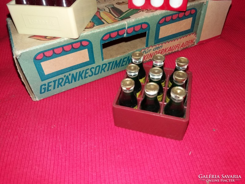 1950. cc régi játék fém .és fa autórakomány / boltos játék szett - "üvegek " rekeszek, dobozával
