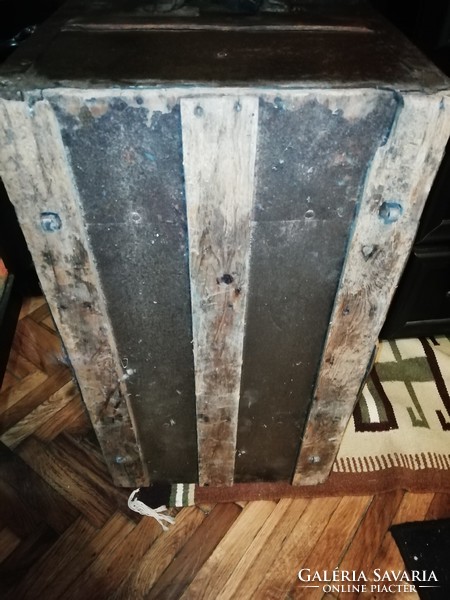 Antik hajó láda szép díszes kerekekkel, 72 cm x 41 cm x 45 cm