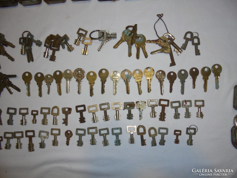 Régi lakatok /67+6 darab/, lakatkulcsok, egyéb kulcsok együtt - GOGI, TUTO ELZETT, TUTIUS, MIR,...