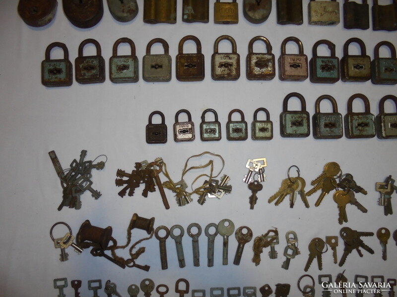 Régi lakatok /67+6 darab/, lakatkulcsok, egyéb kulcsok együtt - GOGI, TUTO ELZETT, TUTIUS, MIR,...