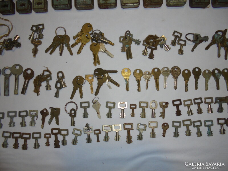 Régi lakatok /67+6 darab/, lakatkulcsok, egyéb kulcsok együtt - GOGI, TUTO ELZETT, TUTIUS, MIR,...