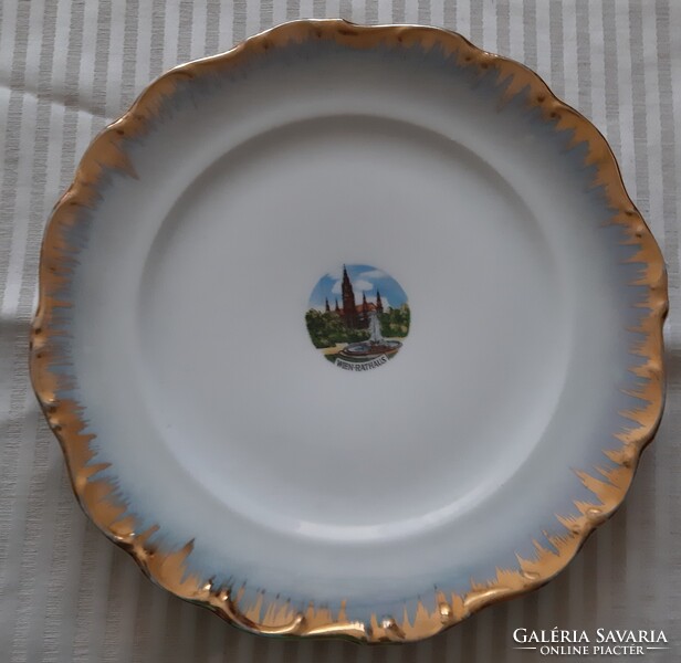 EIGL osztrák porcelán tányér dúsan aranyozva Bécs Városháza képpel a közepén