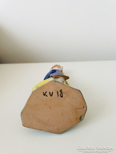 Kumpost Éva csellós figura - sérült