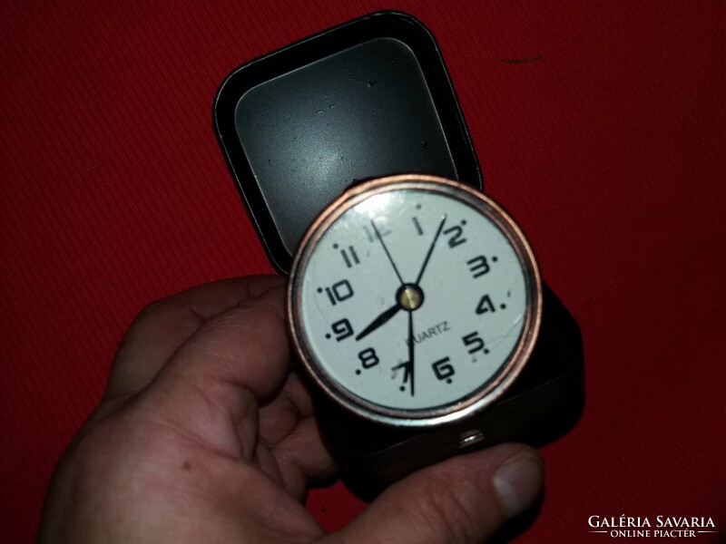 Régi utazó fémdobozába csukható asztali quartz kvarc óra nem tesztelt a képek szerint