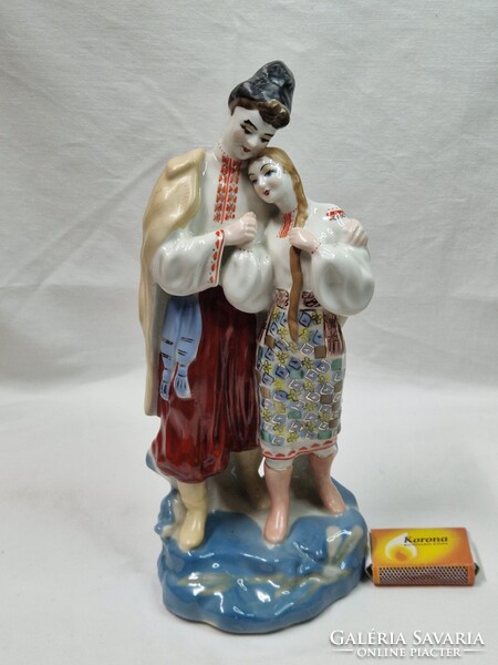 Nagyméretű Polonne szovjet porcelán népviseletes fiú és lány figura hibátlan állapotban 28 cm. magas