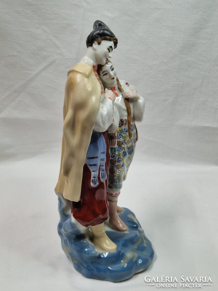 Nagyméretű Polonne szovjet porcelán népviseletes fiú és lány figura hibátlan állapotban 28 cm. magas