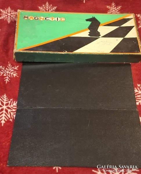 Mágneses sakk az 1970-es évek vége, 1980-as évek elejéről.  30x30 cm,dobozával