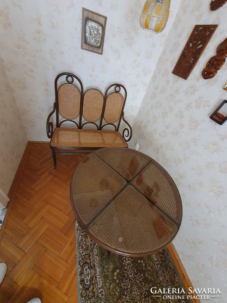 Rattan Thonett jellegű 1 db 3 részes ülőke 1 db kerek asztal