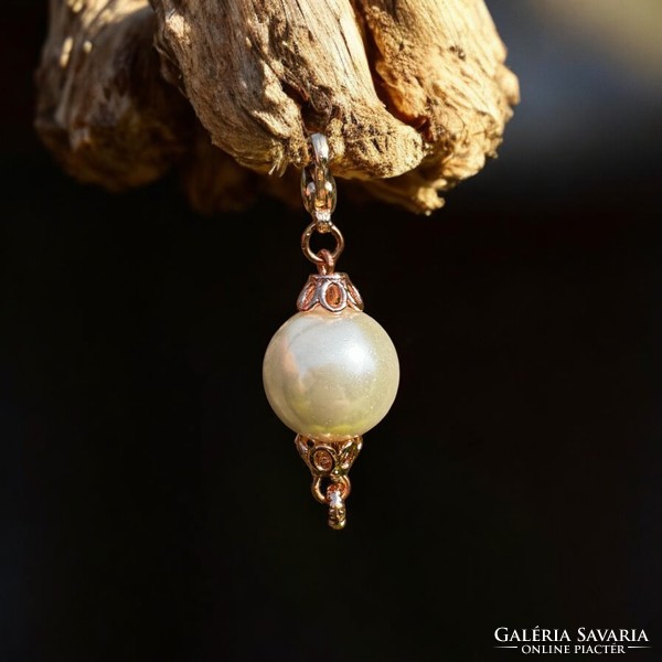 Fehér majorica gyöngyökből készült rozéarany - rózsaarany színű medál vagy charm, gyöngy ékszer