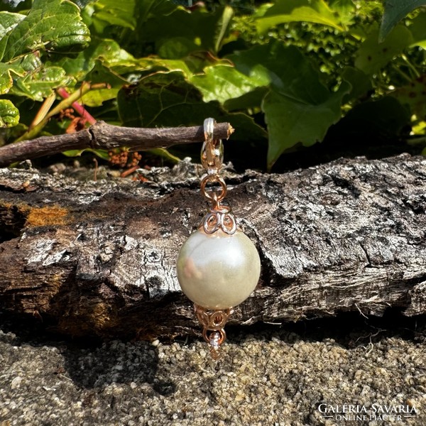 Fehér majorica gyöngyökből készült rozéarany - rózsaarany színű medál vagy charm, gyöngy ékszer