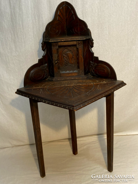 Gótikus sarok asztal dohány szekrénnyel