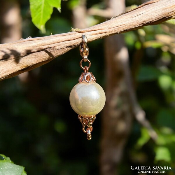 Fehér majorica gyöngyökből készült rozéarany - rózsaarany színű medál vagy charm, gyöngy ékszer