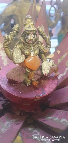 Kinyitható Lótuszvirág. Benne egy tibeti Buddha szobor. Utazáshoz is használható. 30 cm magas és 30